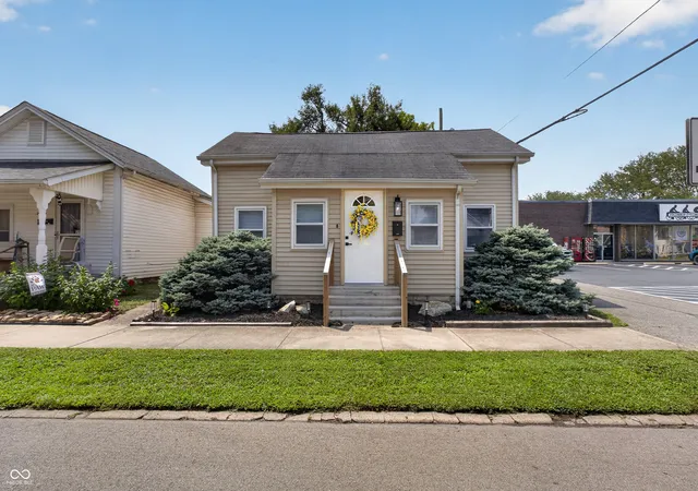 Photo 3 of Single family home for sale at 1516 Chestnut St, Columbus, IN 47201 | MLS# 22119054 | Listing updated on 2026-09-11