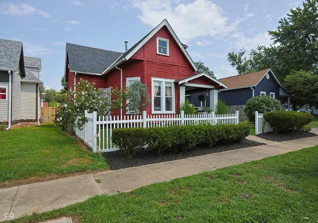 Photo 2 of Single family home for sale at 1439 Pearl St, Columbus, IN 47201 | MLS# 22119061 | Listing updated on 2026-09-10
