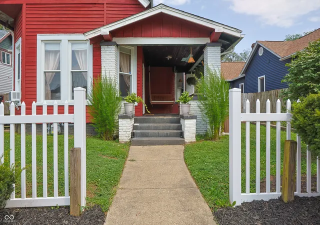 Photo 3 of Single family home for sale at 1439 Pearl St, Columbus, IN 47201 | MLS# 22119061 | Listing updated on 2026-09-10