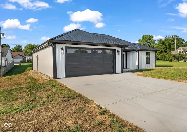 Photo 3 of Single family home for sale at 404 E College St, Bainbridge, IN 46105 | MLS# 22119111 | Listing updated on 2026-10-01
