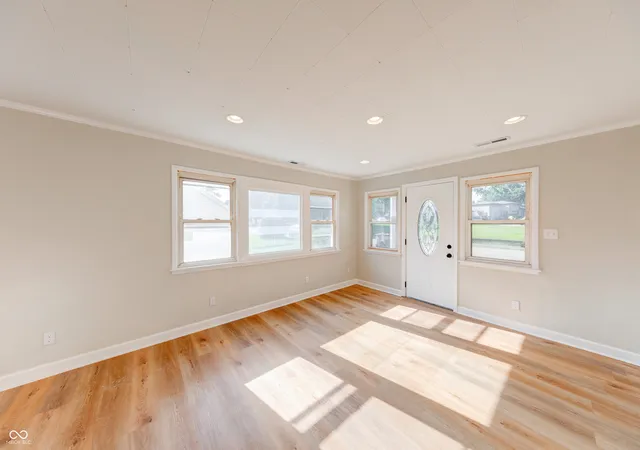 Photo 3 of Sale Pending at 405 W 33Rd St, Anderson, IN 46013 | MLS# 22119307 | Listing updated on 2026-10-01