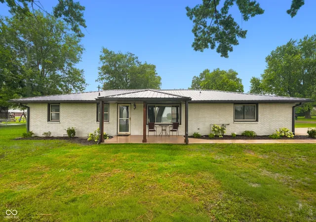 Single family home for sale at 101 Cottonwood Dr, Anderson, IN 46012 | MLS# 22120083