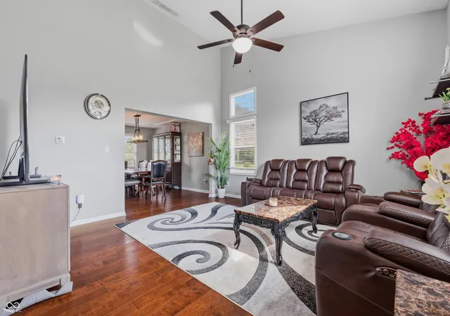 Photo 4 of Single family home for sale at 911 Silver Valley Dr, Greenwood, IN 46142 | MLS# 22120528 | Listing updated on 2026-10-02