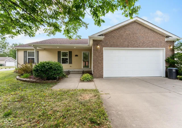 Photo 2 of Single family home for sale at 802 Allendale Dr, Seymour, IN 47274 | MLS# 22120530 | Listing updated on 2026-09-14