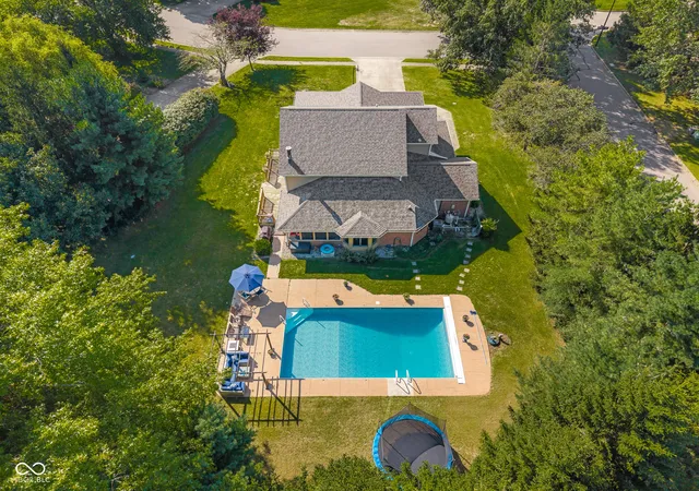 Photo 1 of Single family home for sale at 1001 Butternut Dr, Columbus, IN 47201 | MLS# 22120578 | Listing updated on 2026-10-21
