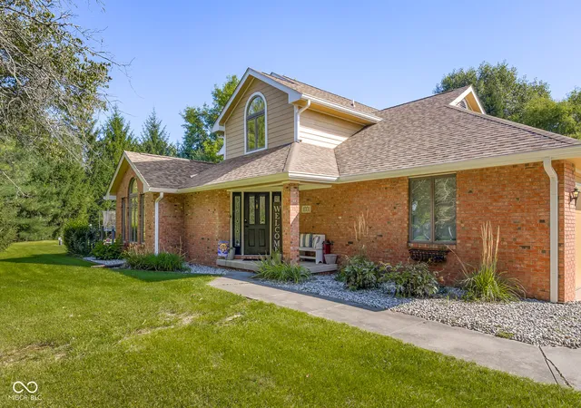 Photo 2 of Single family home for sale at 1001 Butternut Dr, Columbus, IN 47201 | MLS# 22120578 | Listing updated on 2026-09-22