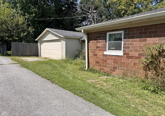 Photo 2 of Single family home for sale at 226 N Jefferson St, Brownsburg, IN 46112 | MLS# 22120665 | Listing updated on 2026-09-14