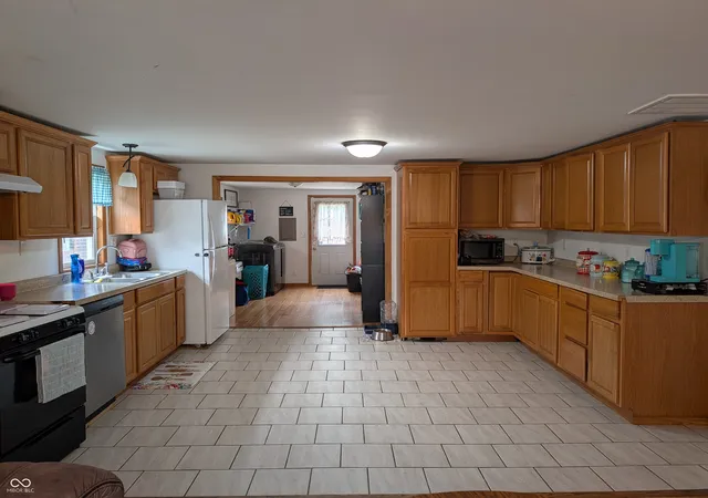 Photo 3 of Single family home for sale at 232 Pence St, Columbus, IN 47201 | MLS# 22120700 | Listing updated on 2026-10-01