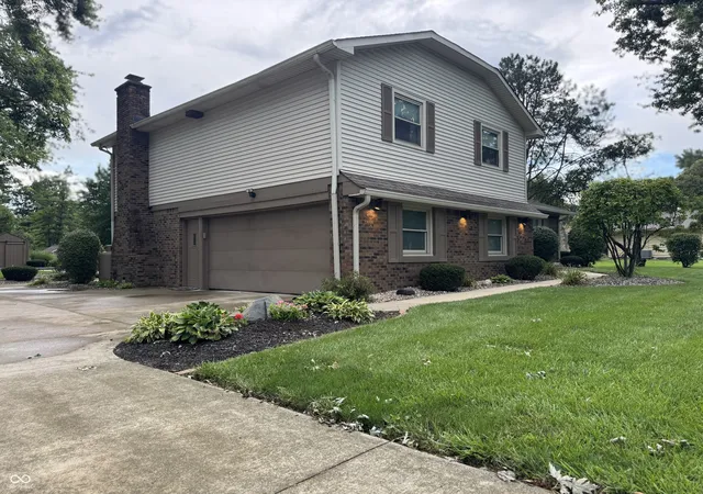 Photo 3 of Single family home for sale at 204 S Oak Blvd Dr, Greenfield, IN 46140 | MLS# 22120810 | Listing updated on 2026-10-06