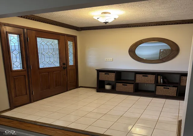 Photo 4 of Single family home for sale at 204 S Oak Blvd Dr, Greenfield, IN 46140 | MLS# 22120810 | Listing updated on 2026-10-06