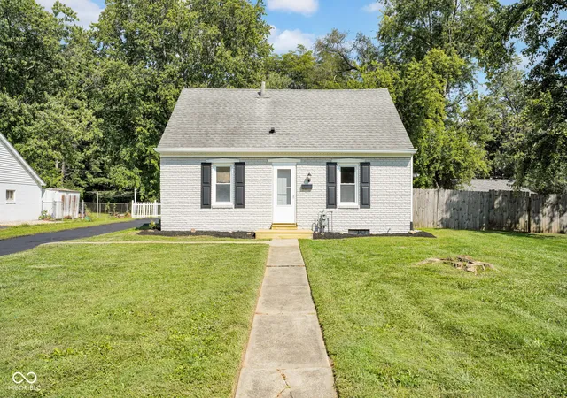 Photo 1 of Single family home for sale at 3415 Westenedge Dr, Columbus, IN 47203 | MLS# 22121013 | Listing updated on 2026-10-19