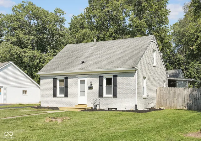 Photo 2 of Single family home for sale at 3415 Westenedge Dr, Columbus, IN 47203 | MLS# 22121013 | Listing updated on 2026-10-19