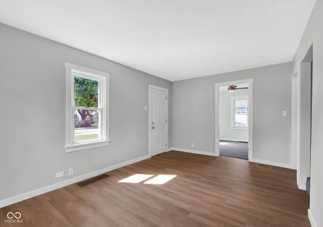 Photo 4 of Single family home for sale at 3415 Westenedge Dr, Columbus, IN 47203 | MLS# 22121013 | Listing updated on 2026-10-19