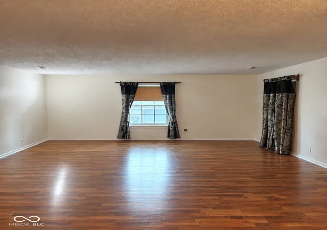 Photo 4 of Condo for sale at 1632 Queensbridge Sq #5, Indianapolis, IN 46219 | MLS# 22121024 | Listing updated on 2026-09-30
