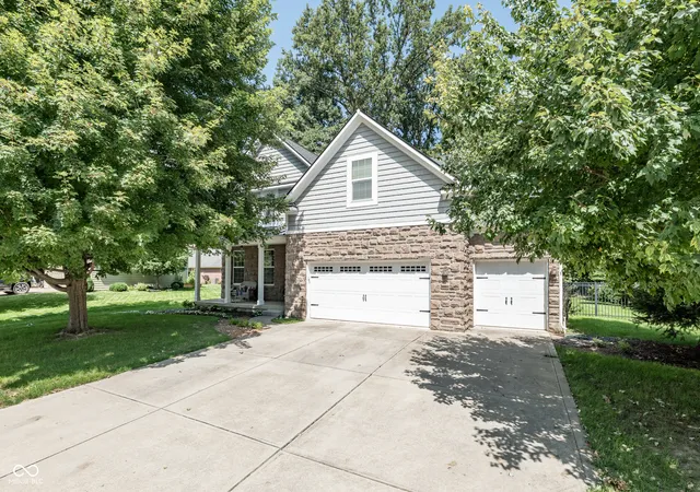 Photo 2 of Single family home for sale at 7508 Abundance Ln, Avon, IN 46123 | MLS# 22121615 | Listing updated on 2026-09-22