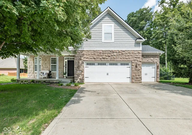 Photo 3 of Single family home for sale at 7508 Abundance Ln, Avon, IN 46123 | MLS# 22121615 | Listing updated on 2026-09-22