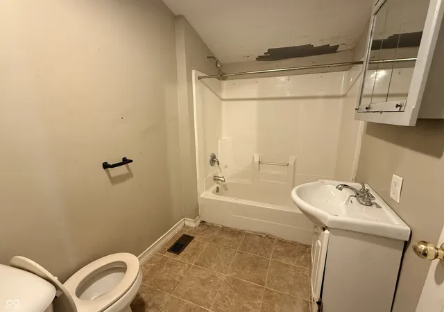 Photo 4 of Single family home for sale at 1323 Union St, Columbus, IN 47201 | MLS# 22121617 | Listing updated on 2026-09-10