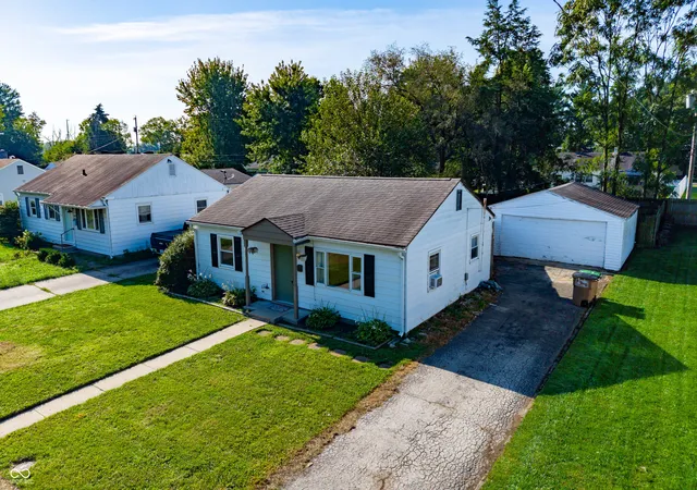 Photo 3 of Single family home for sale at 3029 14th St, Columbus, IN 47201 | MLS# 22122017 | Listing updated on 2026-10-01