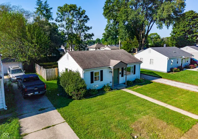 Photo 3 of Single family home for sale at 3029 14Th St, Columbus, IN 47201 | MLS# 22122017 | Listing updated on 2026-10-01