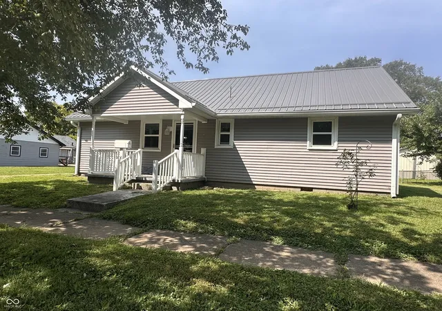 Photo 1 of Sale Pending at 427 S Washington St, Spencer, IN 47460 | MLS# 22122019 | Listing updated on 2026-09-26