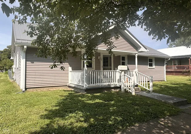 Photo 2 of Sale Pending at 427 S Washington St, Spencer, IN 47460 | MLS# 22122019 | Listing updated on 2026-09-26