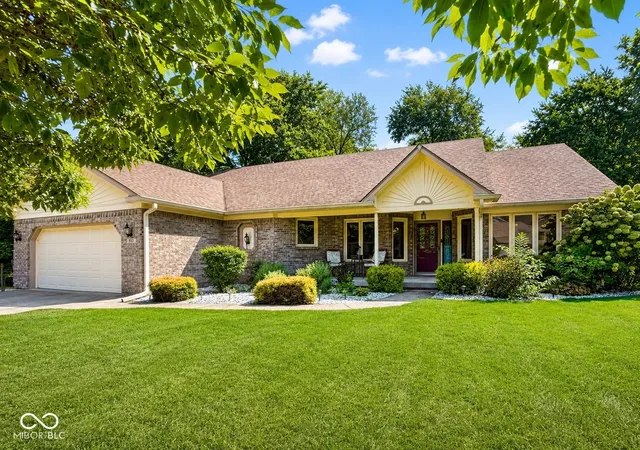 Single family home for sale at 939 Silver Creek Wy, Greenwood, IN 46142 | MLS# 22122212