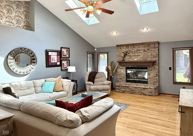 Photo 4 of Single family home for sale at 939 Silver Creek Wy, Greenwood, IN 46142 | MLS# 22122212 | Listing updated on 2026-09-21