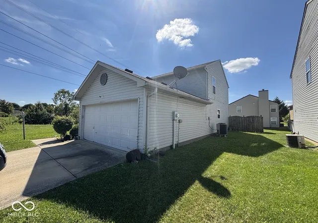 Photo 2 of Single family home for sale at 11417 Smoothbark Dr, Indianapolis, IN 46235 | MLS# 22122220 | Listing updated on 2026-09-29