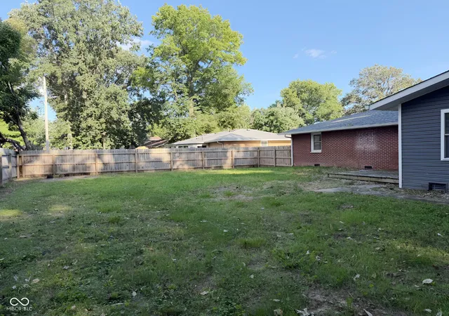 Photo 3 of Single family home for sale at 208 Cottonwood Dr, Anderson, IN 46012 | MLS# 22122244 | Listing updated on 2026-10-06