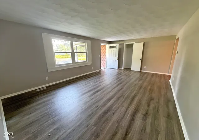 Photo 4 of Single family home for sale at 208 Cottonwood Dr, Anderson, IN 46012 | MLS# 22122244 | Listing updated on 2026-10-06