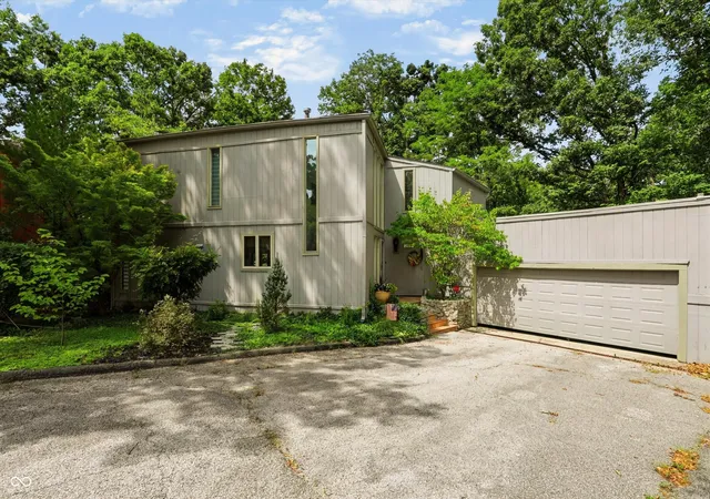 Photo 2 of Single family home for sale at 2812 W Fawkesway Dr, Bloomington, IN 47404 | MLS# 22122492 | Listing updated on 2026-09-14