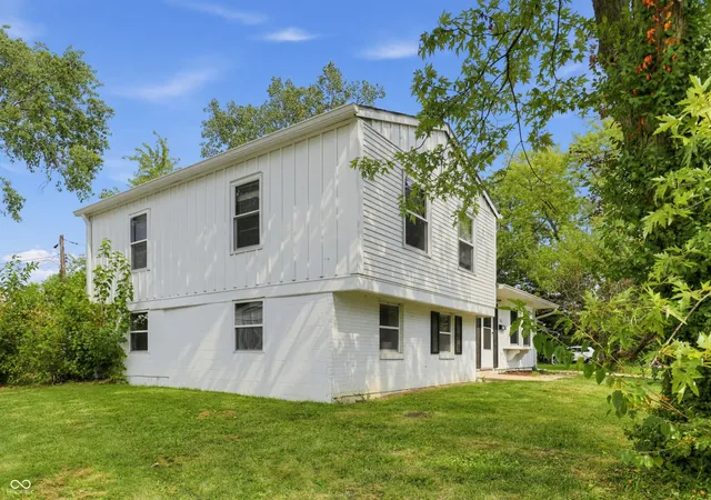 Photo 4 of Single family home for sale at 8136 Crousore Rd, Indianapolis, IN 46219 | MLS# 22122498 | Listing updated on 2026-10-21