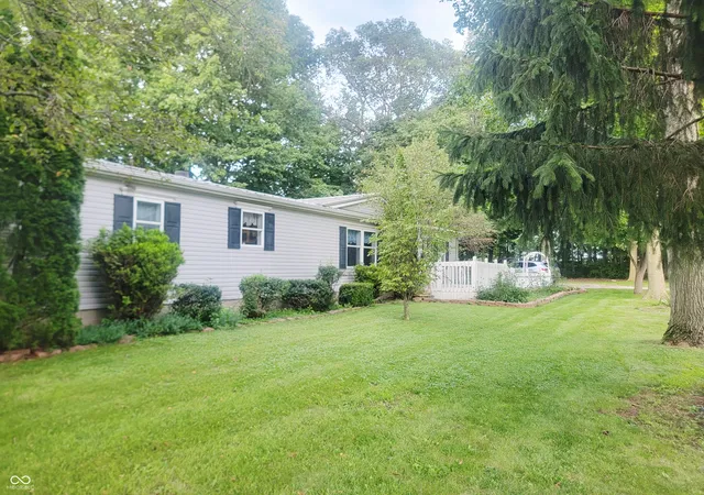 Photo 3 of Manufactured home for sale at 592 N Paradise Dr, Rochester, IN 46975 | MLS# 22122506 | Listing updated on 2026-10-16