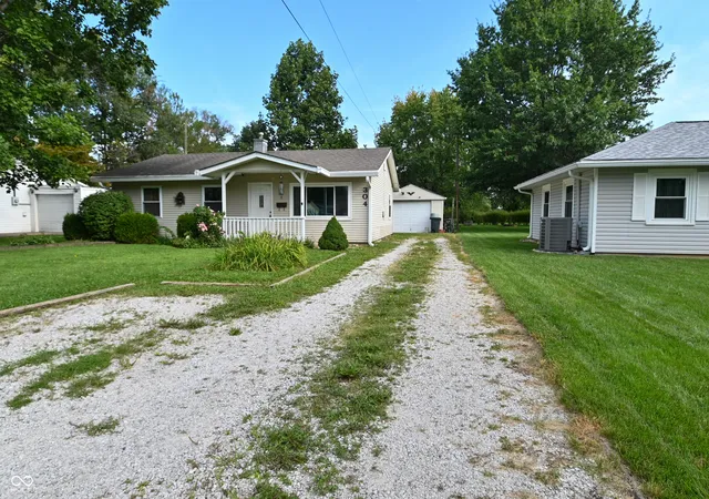 Photo 3 of Single family home for sale at 304 E Park, Plainfield, IN 46168 | MLS# 22122568 | Listing updated on 2026-09-11
