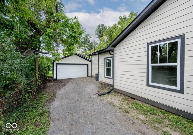 Photo 4 of Sale Pending at 5867 Shimer Ave, Indianapolis, IN 46219 | MLS# 22122644 | Listing updated on 2026-10-28