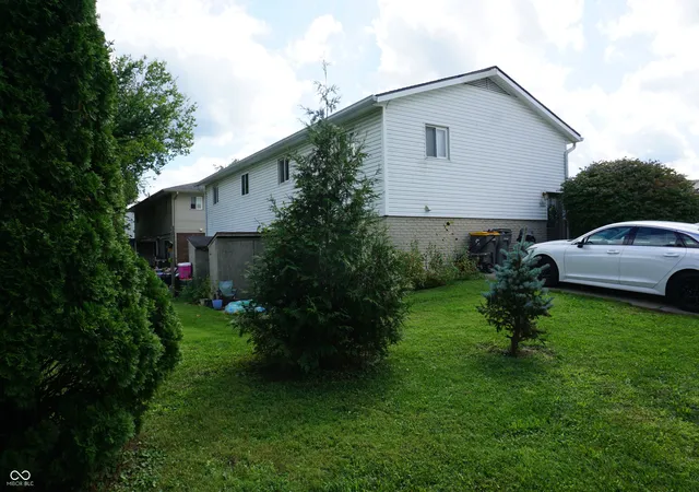 Photo 2 of Sale Pending at 703 S Park Square Dr, Bloomington, IN 47403 | MLS# 22122661 | Listing updated on 2026-09-23
