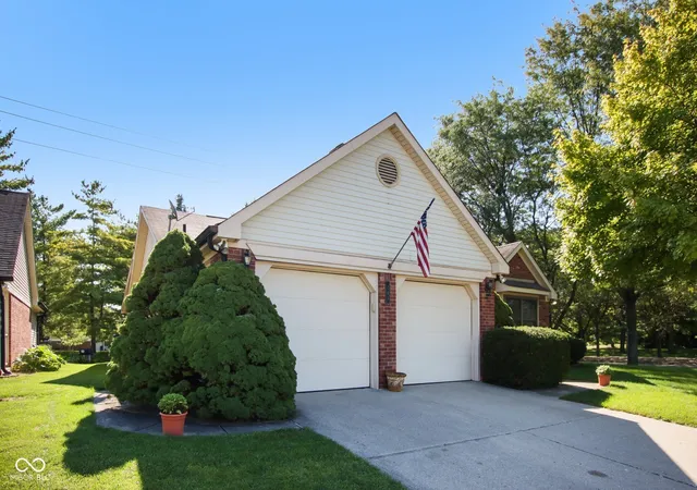 Photo 3 of Single family home for sale at 143 President Trl E, Indianapolis, IN 46229 | MLS# 22122840 | Listing updated on 2026-10-05
