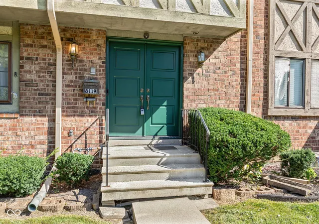 Photo 4 of Condo for sale at 8119 Bromley Pl, Indianapolis, IN 46219 | MLS# 22122845 | Listing updated on 2026-10-25