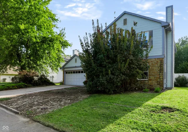 Photo 2 of Single family home for sale at 7549 Southern Lakes Dr, Indianapolis, IN 46237 | MLS# 22122918 | Listing updated on 2026-09-10