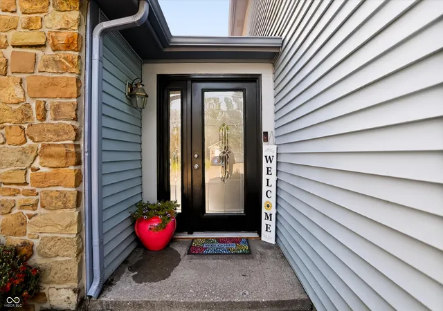Photo 3 of Single family home for sale at 7549 Southern Lakes Dr, Indianapolis, IN 46237 | MLS# 22122918 | Listing updated on 2026-09-10