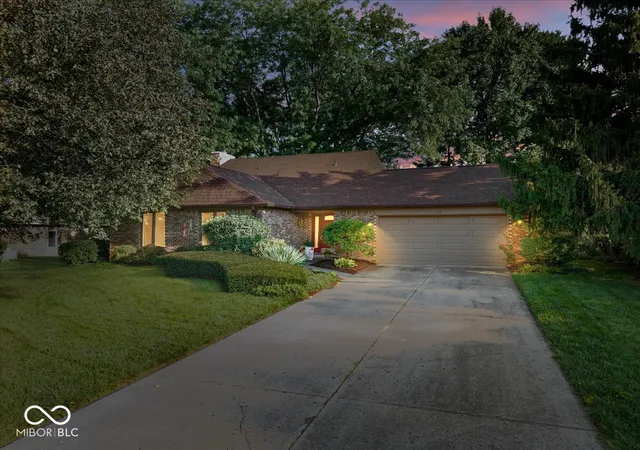Photo 2 of Sale Pending at 850 W Oakwood Dr, Greenwood, IN 46142 | MLS# 22122983 | Listing updated on 2026-10-07