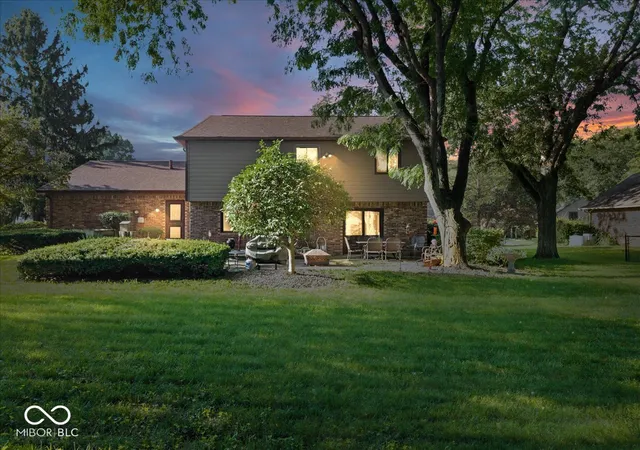 Photo 3 of Sale Pending at 850 W Oakwood Dr, Greenwood, IN 46142 | MLS# 22122983 | Listing updated on 2026-10-07