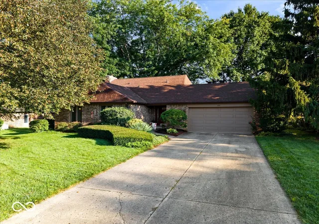 Photo 3 of Sale Pending at 850 W Oakwood Dr, Greenwood, IN 46142 | MLS# 22122983 | Listing updated on 2026-10-07