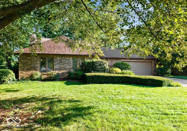 Photo 4 of Sale Pending at 850 W Oakwood Dr, Greenwood, IN 46142 | MLS# 22122983 | Listing updated on 2026-10-07