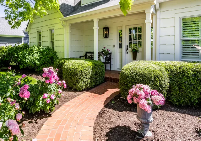 Photo 3 of Sale Pending at 3264 Bay Rd S Dr, Indianapolis, IN 46240 | MLS# 22123077 | Listing updated on 2026-09-14