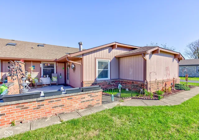 Single family home for sale at 1111 Paradise Ct, Greenwood, IN 46143 | MLS# 22123326