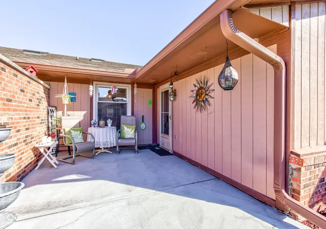 Photo 3 of Single family home for sale at 1111 Paradise Ct, Greenwood, IN 46143 | MLS# 22123326 | Listing updated on 2026-10-29