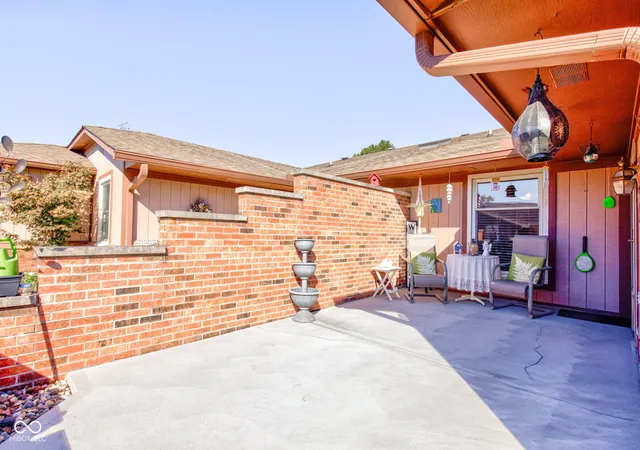 Photo 4 of Single family home for sale at 1111 Paradise Ct, Greenwood, IN 46143 | MLS# 22123326 | Listing updated on 2026-10-29