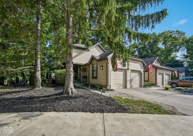 Photo 3 of Condo for sale at 11528 Eden Ridge Ct, Indianapolis, IN 46236 | MLS# 22123344 | Listing updated on 2026-09-30