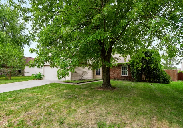 Photo 2 of Single family home for sale at 8276 Bayshore Ln, Avon, IN 46123 | MLS# 22123473 | Listing updated on 2026-09-15